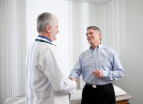 Arzt und zufriedener Patient heilte Prostatitis