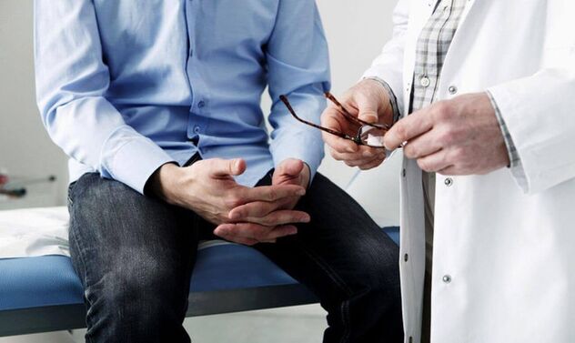 ein Mann beim Arzt mit Symptomen einer Prostatitis